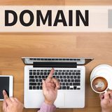 企業ホームページのドメイン変更手順とは？会社名変更時の注意点も解説